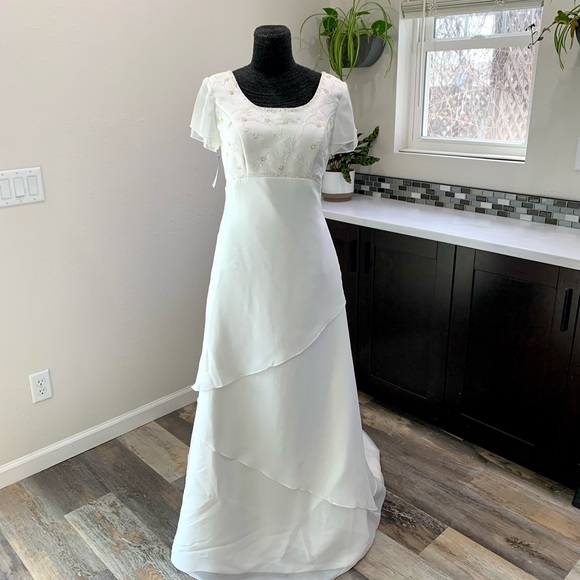 🚫SOLD🚫Modest White Tiered Wedding Gown Sz 12 - Picture 4 of 12